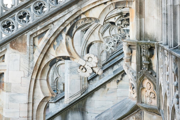 Estátuas de mármore - arquitetura no telhado da catedral gótica Duomo em Milão, Itália