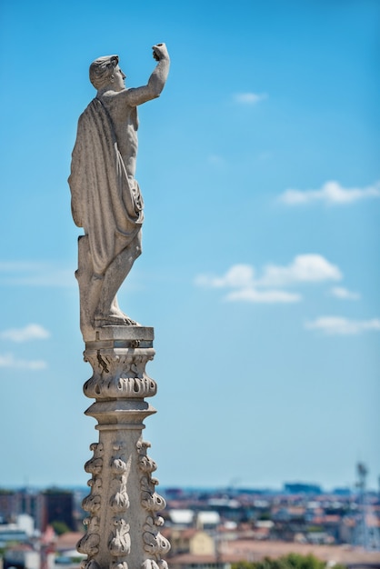 Estátuas de mármore branco no telhado da famosa Catedral Duomo di Milano na piazza de Milão, Itália