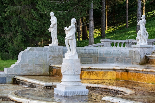 Estátuas de mármore da antiga deusa romana Flora, Andrômeda e ninfa dos degraus da Golden Hill Cascade no museu Peterhof em São Petersburgo, Rússia