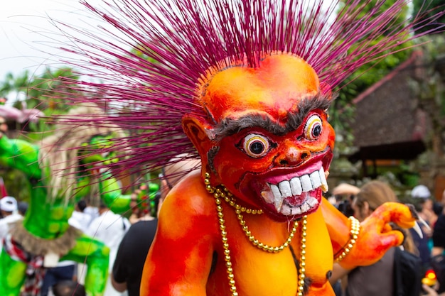 Foto estátuas de ogoh ngrupuk desfile bali