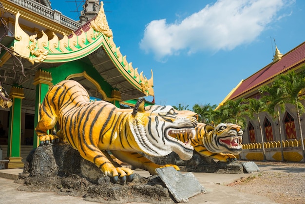 Estátuas de tigres em um templo budista na Tailândia