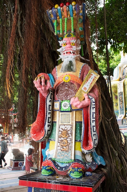 Estatuas del dios dragón del mar para que la gente viaje, visite y respete la oración en el Templo Tin Hau o en el Santuario Kwun Yam en Repulse Bay el 9 de septiembre de 2018 en Hong Kong, China