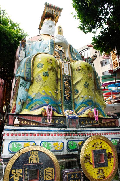 Estatuas de la diosa del mar o del dios Mazu para que la gente visite y respete la oración en el templo Tin Hau o en el santuario Kwun Yam en Repulse Bay el 9 de septiembre de 2018 en Hong Kong, China