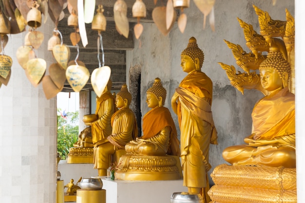 Estatuas doradas de Buda en el templo del gran Buda blanco en Phuket