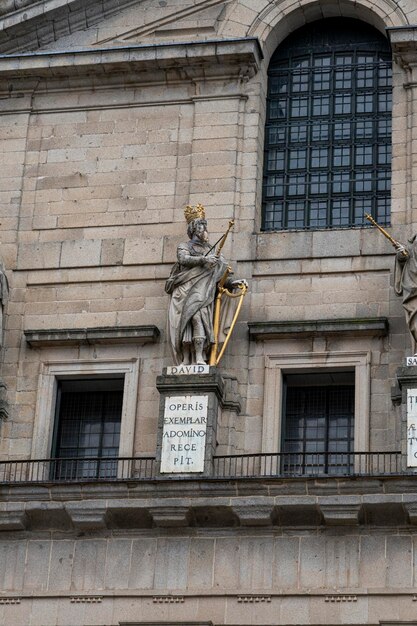 Foto estatuas doradas de reyes en el monasterio de el escorial