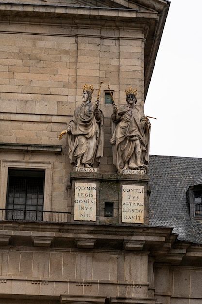 Foto estatuas doradas de reyes en el monasterio de el escorial