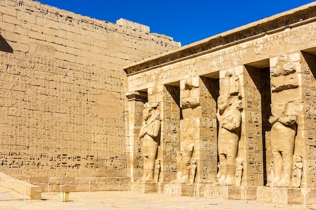 Estátuas egípcias antigas no templo mortuário de Ramsés III