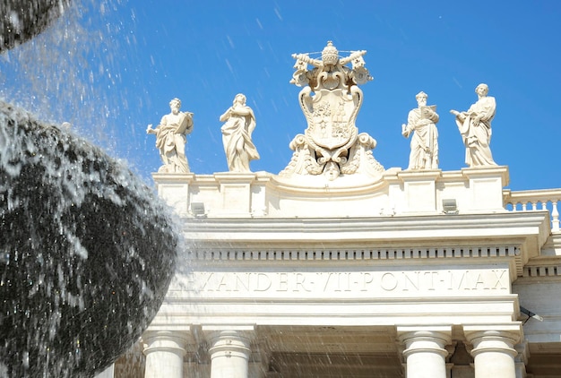 Estátuas em st peter square roma itália com fundo de céu azul