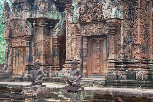 Estátuas em um antigo templo budista