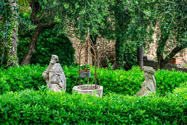 Estátuas em um belo jardim em Sirmione, uma pequena cidade às margens do Lago de Garda (Lago di Garda) na Lombardia, Itália