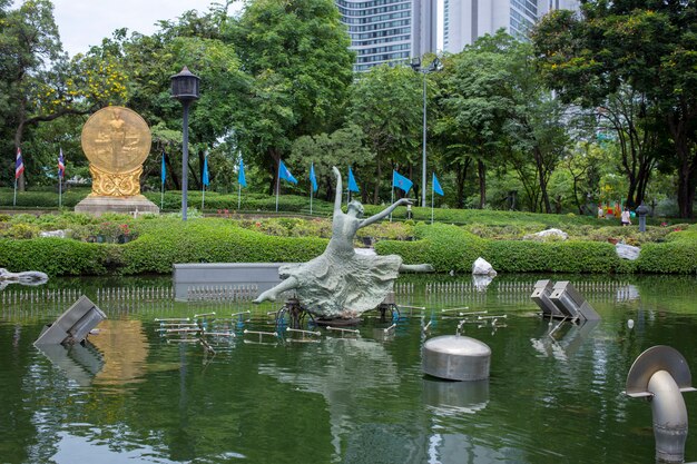 Foto estatuas y esculturas en el jardín.