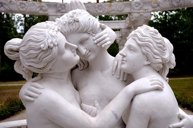 Foto las estatuas de las hermanas blancas en el parque