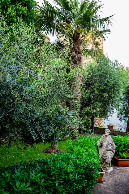 Estatuas en el hermoso jardín de Sirmione, una pequeña ciudad a orillas del Lago de Garda (Lago di Garda) en Lombardía, Italia