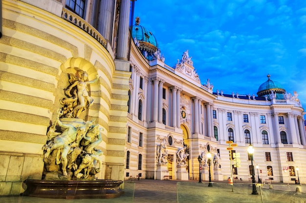 Las estatuas de Hofburg en la fuente en la fachada de St Michaels W