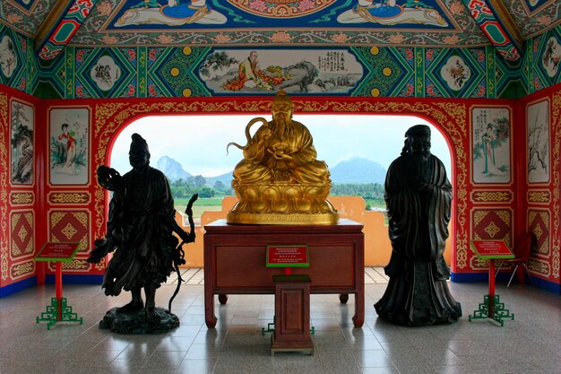 Foto las estatuas de ji gong lao tzu y confucio