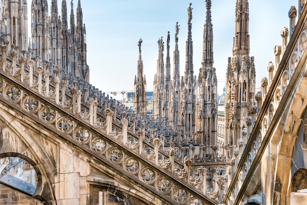 Estatuas de mármol - arquitectura en el techo de la catedral gótica del Duomo en Milán