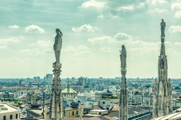 Estatuas de mármol de la Catedral de Milán con vistas a Milán