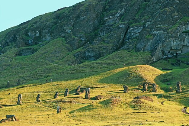 Estátuas moai na encosta do vulcão rano raraku, a lendária pedreira moai na ilha de páscoa do chile