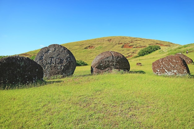 Las estatuas de Moai Topknots esparcidas en el volcán Puna Pau La cantera de Escoria Roja en la Isla de Pascua Chile