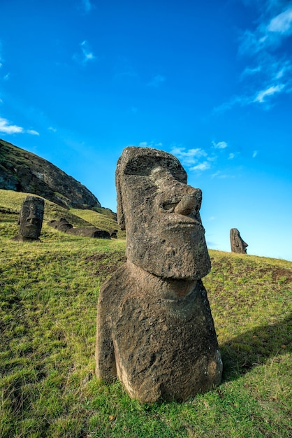 Estatuas moai en el volcán Rano Raraku en Isla de Pascua Chile