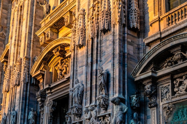 Estátuas na fachada do Duomo de Milão