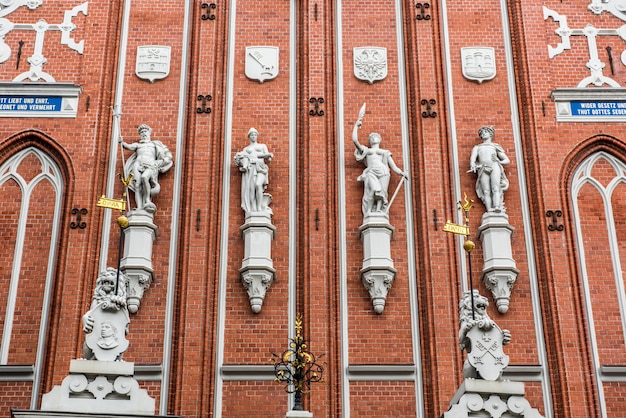 Foto estátuas na famosa house of the blackheads em riga, letônia