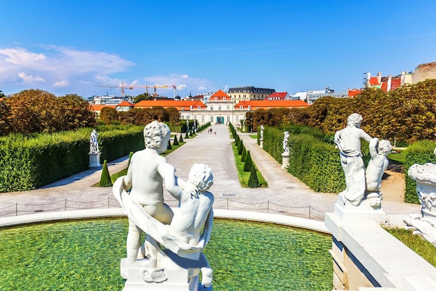 Estátuas na fonte e vista no Palácio de Belvedere inferior, em Viena.