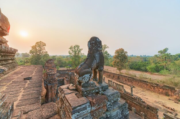 Estátuas na pirâmide Pre Rup no complexo do templo de Angkor, Siem Reap, no Camboja.