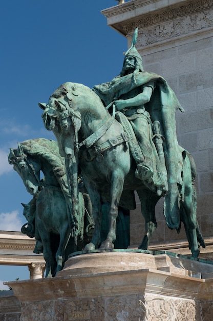 Estátuas na praça dos heróis