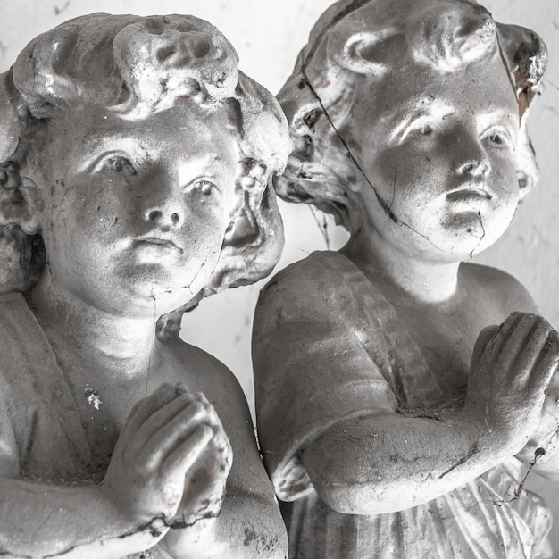 Estatuas de niños en oración