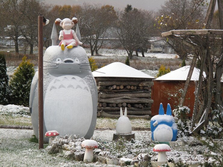 Foto estátuas no parque durante o inverno