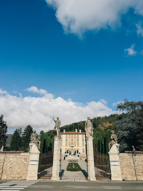 Estátuas no portão na entrada da villa canton bergamo itália