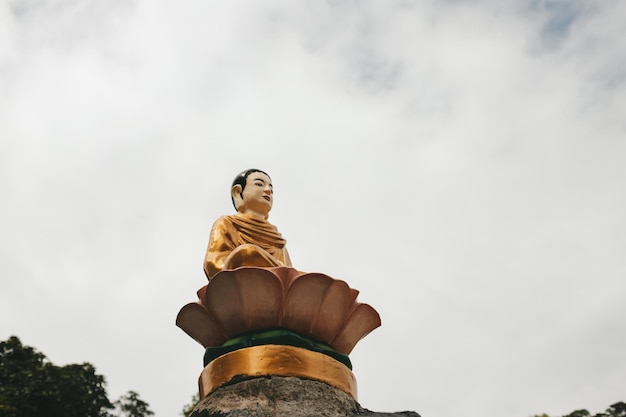 Estatuas de oro budistas asiáticas en un templo del jardín en Vietnam