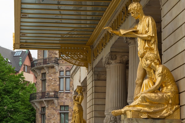 Estatuas de oro en el Royal Dramatic Theatre de Suecia