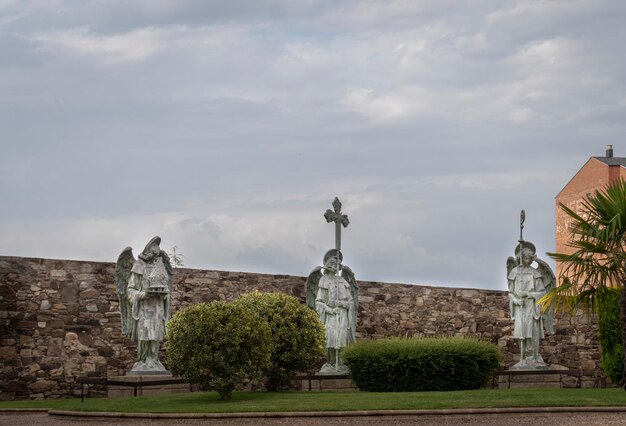 Foto estatuas en el palacio episcopal en la ciudad de astorga, españa