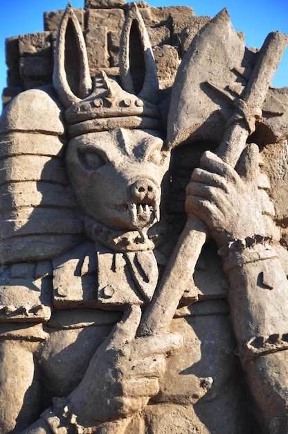 Foto estatuas en la pared de piedra