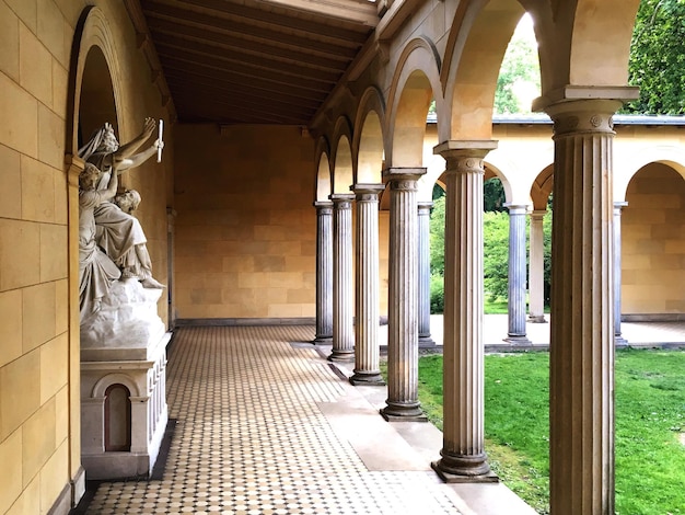 Estatuas en el pasillo