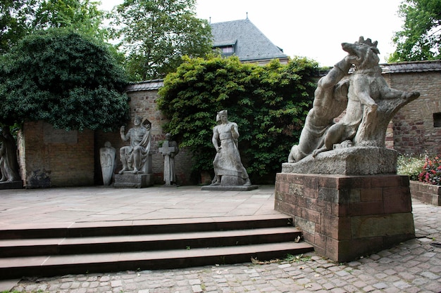 Estatuas de piedra de Domgarten Skulpturengarten para el pueblo alemán y los viajeros extranjeros visitan el jardín Domgarten en la ciudad de Speyer en RenaniaPalatinado Alemania