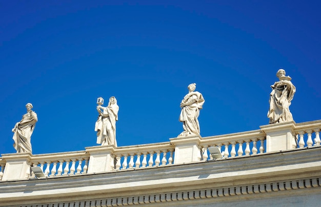 Estatuas en la Plaza de San Pedro Roma Italia con fondo de cielo azul