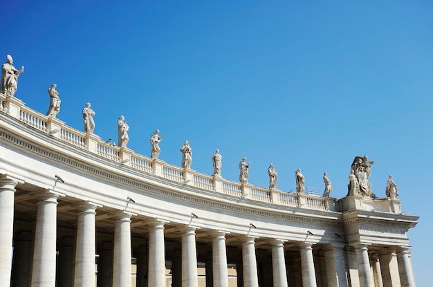 Estatuas en la Plaza de San Pedro Roma Italia con fondo de cielo azul