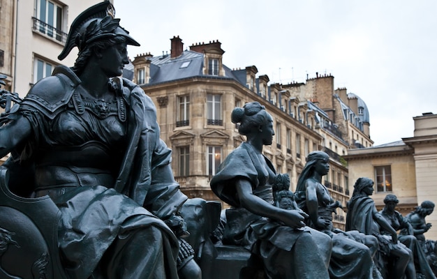 Foto estatuas de seis continentes frente al museo de orsay