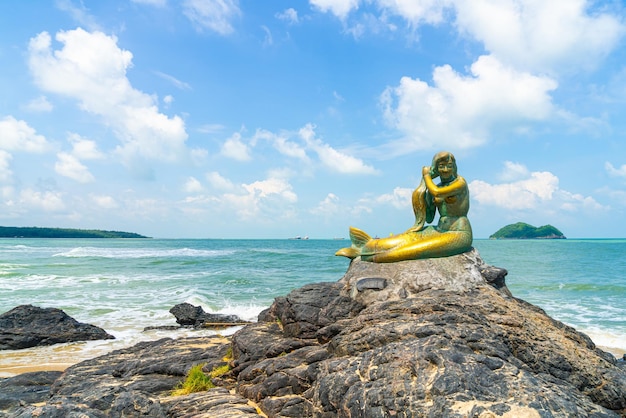 estatuas de sirenas doradas en la playa de Samila Monumento de Songkla Tailandia