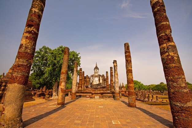 Estatuas de Sukhothai Wat Mahathat Buddha en la capital antigua de Wat Mahathat de Sukhothai, Tailandia.