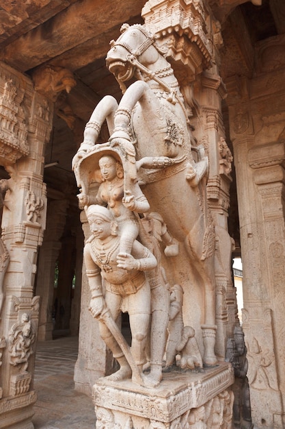Estatuas en el templo hindú Sri Ranganathaswamy Temple Tiruchirapp