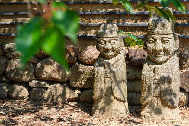 estátuas tradicionais coreanas no jardim homem e mulher decoração de jardim de família totems de pedra velha jardim de estilo coreano