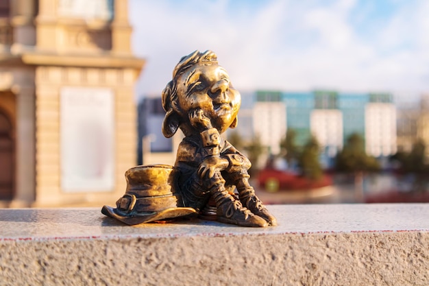 Estatueta de bronze em miniatura de um homlin fora do Museu de Belas Artes. Kaliningrado, Rússia - 17 de janeiro de 2022.