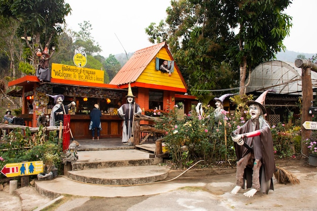 Estatueta de bruxa velha e café de casa assombrada no jardim ao ar livre na montanha da floresta no vale da colina da cidade de pai em 28 de fevereiro de 2020 em Mae Hong Son Tailândia