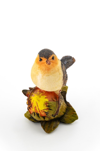 estatueta de cerâmica de um pássaro sentado em uma noz