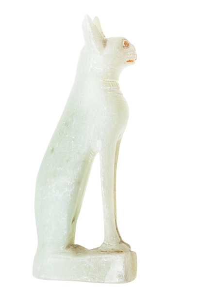 Estatueta de gato esculpida em pedra-sabão isolada