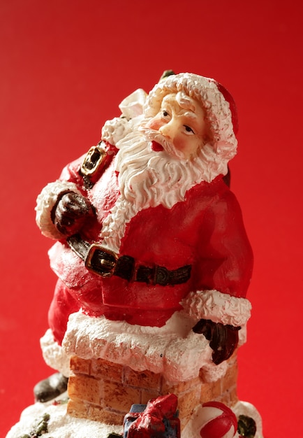 Estatueta de Papai Noel sobre vermelho